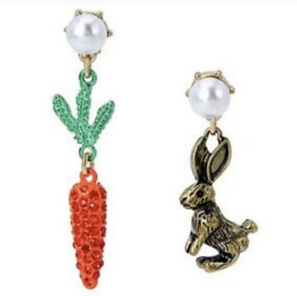 Betsey Johnson Gold Tone Bunny & Carrot Mismatch Drop Earrings Faux Pearl NEW